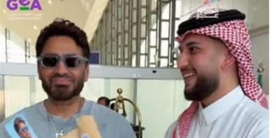 بعد طرح ألبومه الجديد، تامر حسني يصل جدة استعدادا لحفله غدا (فيديو)