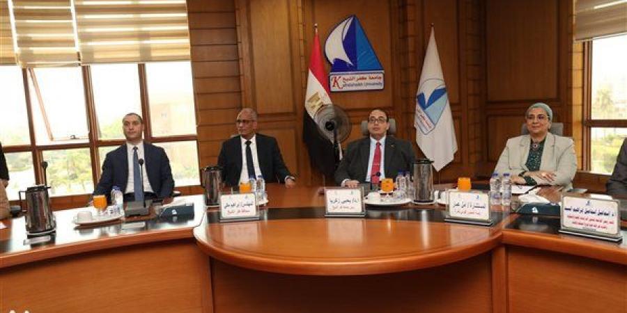محافظ كفر الشيخ يناقش جهود توسيع نطاق المبادرات والبرامج التنموية لدعم المرأة