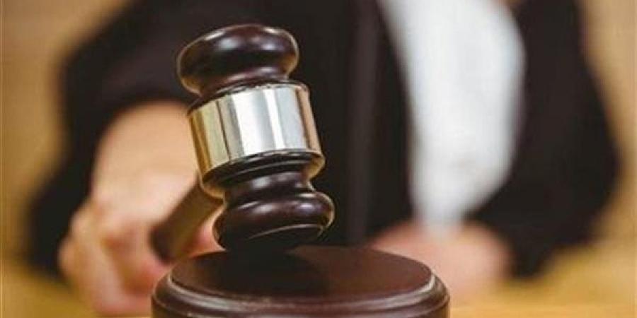 لحظات رعب بالمنيرة الغربية.. مصرع صاحب محل سقط عليه شخص من فوق السطح