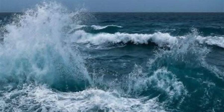 رئاسة مدينة جمصة تحذر من نزول البحر بسبب ارتفاع الأمواج