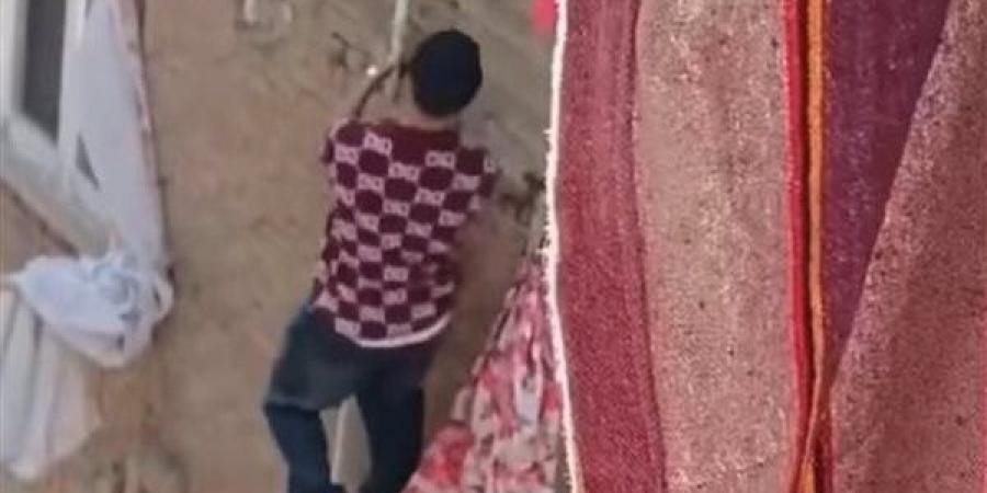 كاد يتسبب في كارثة، شاب يرقص على ماسورة في أحد الأفراح يثير الرعب (فيديو)