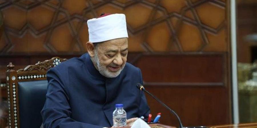 شيخ الأزهر يهنئ أوائل الشهادة الثانوية الأزهرية هاتفيًّا، ويؤكد: وطنكم يعقد عليكم الآمال