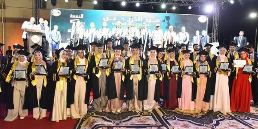 محافظ أسيوط يترأس احتفال الجامعة الأهلية بتخريج أولى دفعاتها