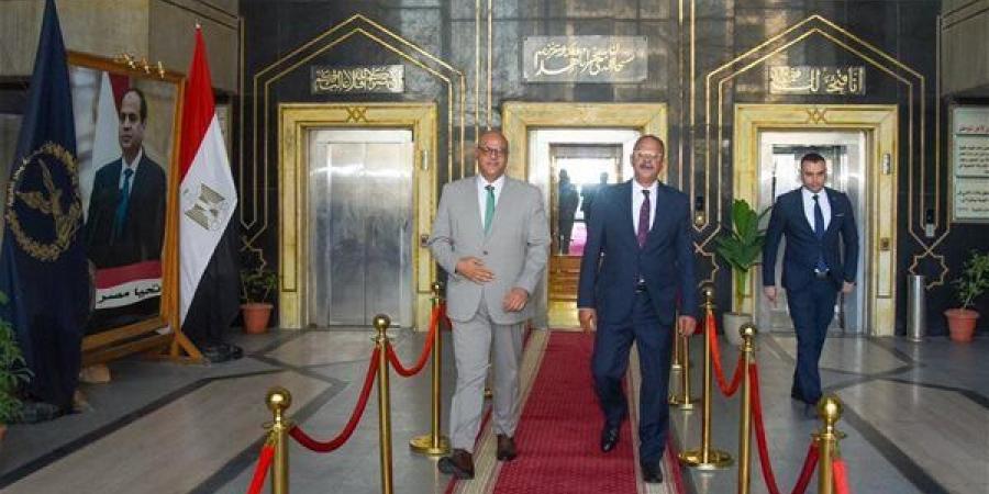 محافظ الإسكندرية يزور مدير الأمن لتقديم التهنئة بتوليه مهام منصبه الجديد