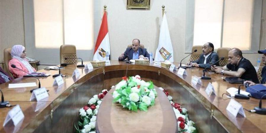 نائب محافظ الوادى الجديد يوجه بسرعة انتهاء مشروعات"حياة كريمة" بالفرافرة
