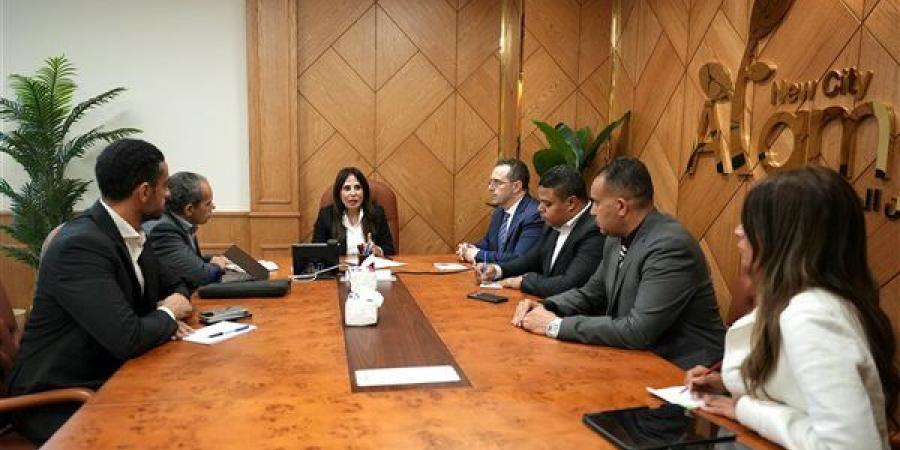 وزيرة الإسكان تبحث مع كبار المطورين العقاريين تسريع التسويق وزيادة الإشغالات بالمدن الجديدة