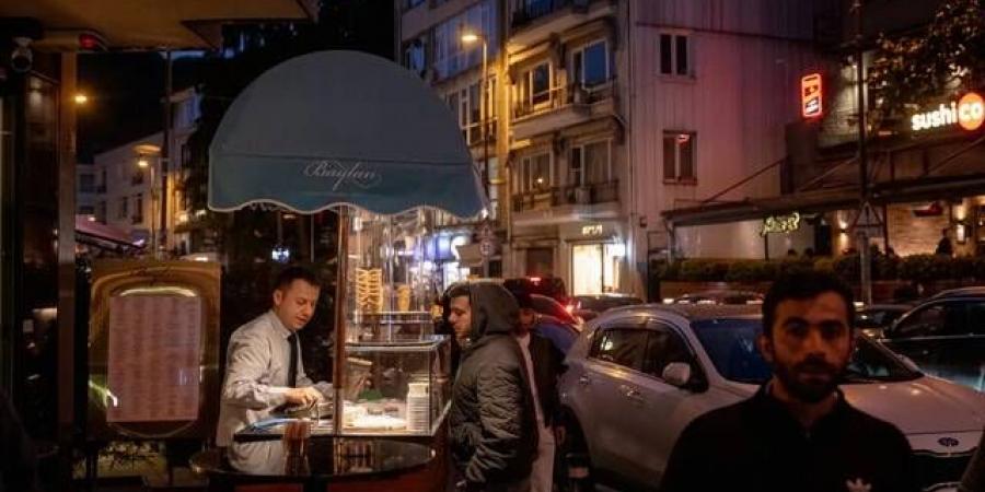 التضخم السنوي بتركيا يتراجع إلى 31.8% وسط حذر المركزي