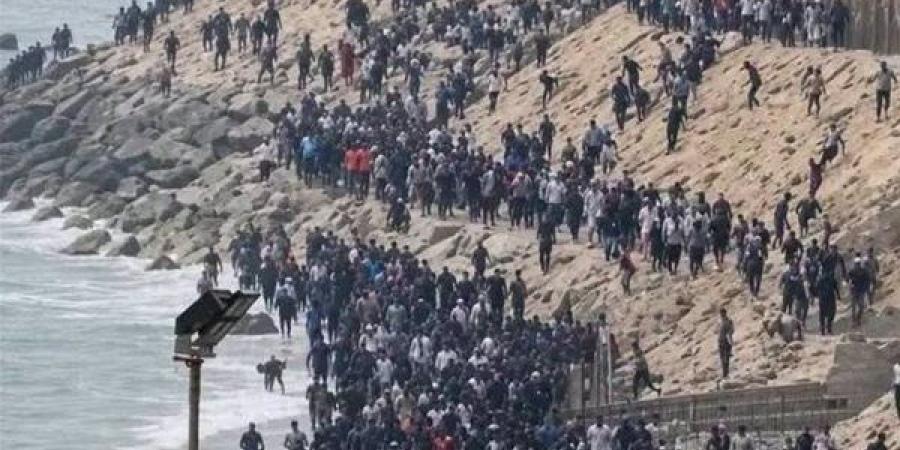 وزير الداخلية الإسباني: 72 ألف مهاجر دخلوا سبتة، عاد منهم 70 ألفا إلى المغرب