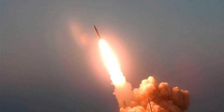 مقتل وإصابة 8 أشخاص في هجوم حوثي على سفينة يمنية في باب المندب
