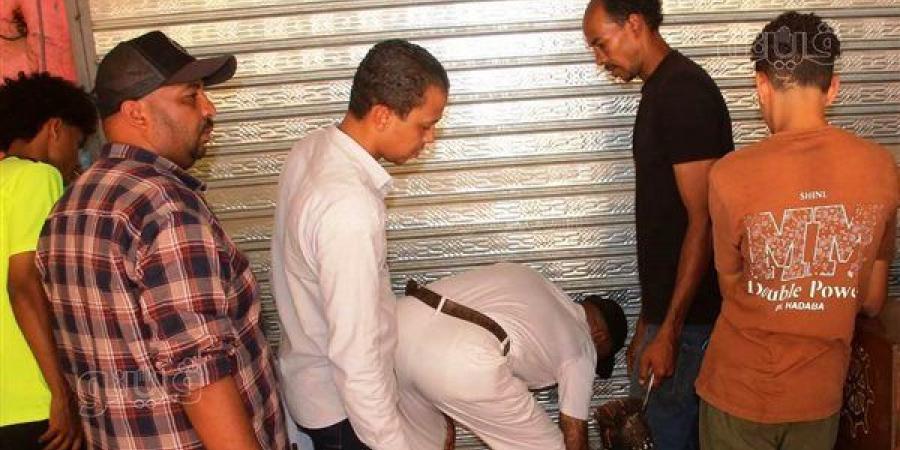 غلق وتشميع عدد من المحلات والمطاعم المخالفة بمدينة أسوان (صور)