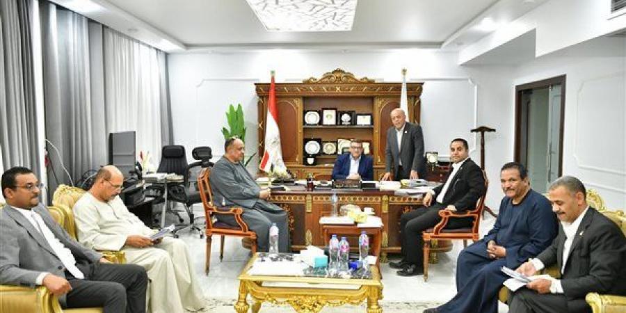 محافظ قنا يبحث مع أعضاء مجلسي النواب والشيوخ دعم جهود التنمية وخدمة المواطنين (صور)