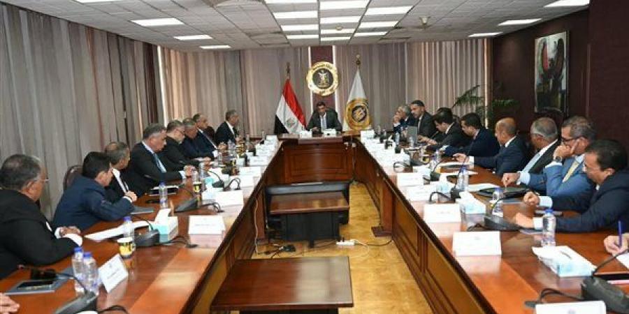 وزير الصناعة يبحث سبل دعم الصناعات المغذية للسيارات لتعزيز الإنتاج المحلي