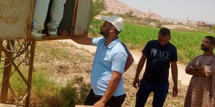 لرفع كفاءة شبكة الكهرباء، تجديد محولات واستبدال 20 عمودًا في أبوحزام بنجع حمادي (صور)