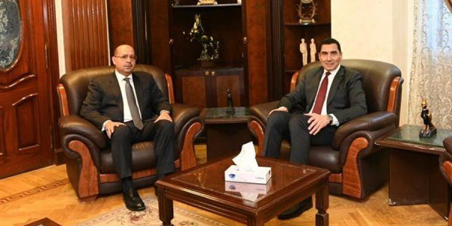 جوهر نبيل يهنئ ياسر إدريس بعضوية المكتب التنفيذي لاتحاد البحر المتوسط