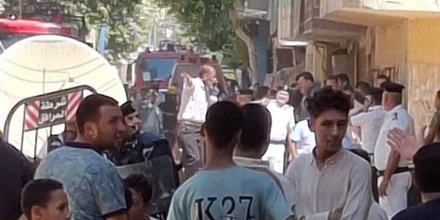 الحماية المدنية تواصل البحث عن ناجين أسفل أنقاض عقار المنيا (فيديو)
