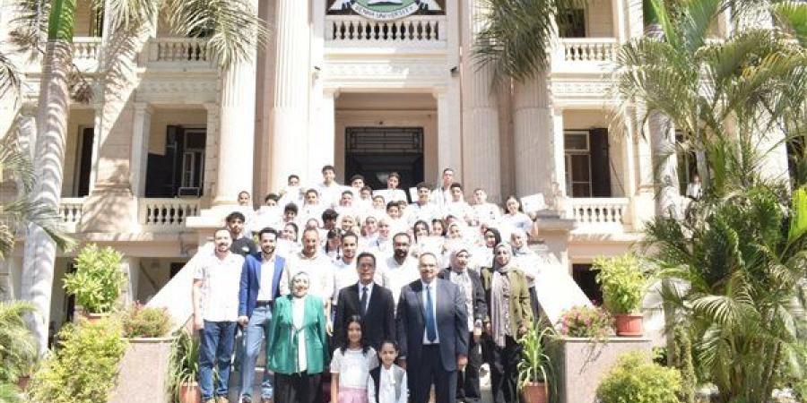 روبوتات وذكاء اصطناعي، رئيس جامعة بنها يكرم أبناء العاملين في ختام المدرسة الصيفية