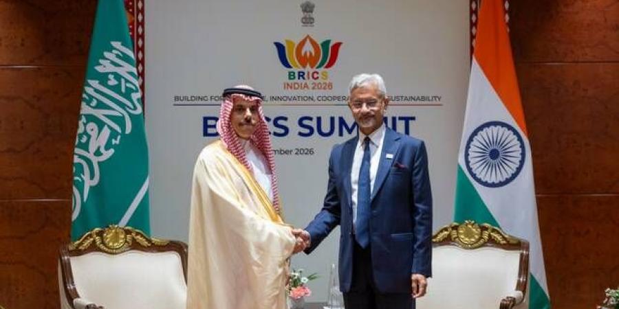 وزير الخارجية ونظيره الهندي يستعرضان تطور التعاون الثنائي في مختلف المجالات