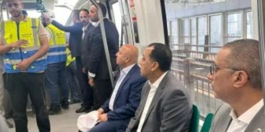 رئيس الوزراء يستقل مونوريل غرب النيل فى التشغيل التجريبى.. فيديو