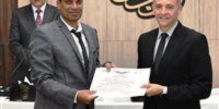محافظ أسوان يكرم 4 من المتميزين بالجهاز التنفيذي.. تقديرًا لجهودهم في خدمة المواطنين