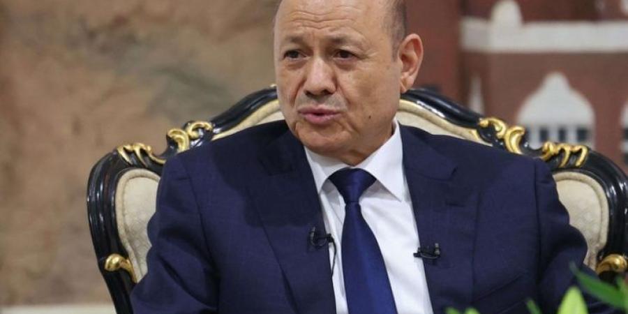 العليمي يدعو اليمنيين إلى التعبئة العامة والالتحاق بالقوات المسلحة