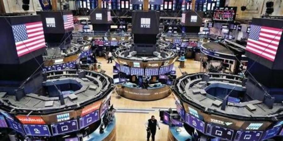 العقود الآجلة للأسهم تتحرك طفيفاً و"داو جونز" يخسر للأسبوع الرابع